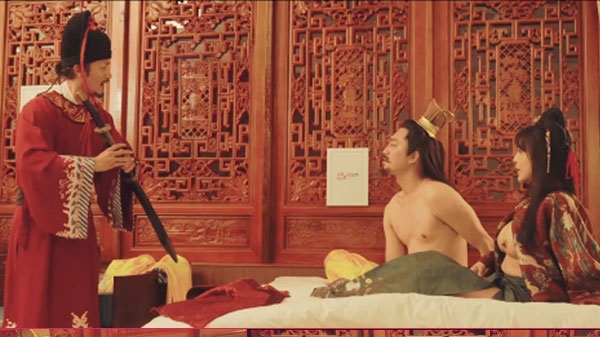 Cô quý phi nứng lồn vụng trộm trước mặt hoàng thượng